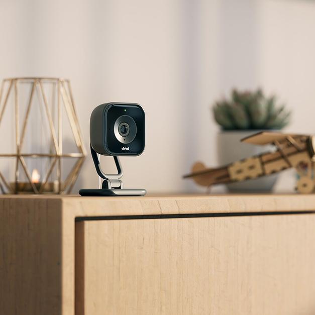 Indoor HD security camera desktop shelf mount with smart privacy shutter